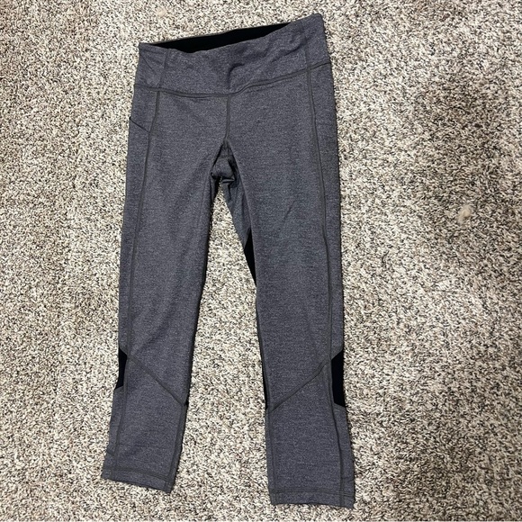 Lululemon Gray and Black cropped leggings  Leggings size 6 in like new condition - Picture 3 of 8